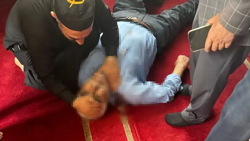 Camide Şok Eden Olay: Namaz Kılarken Bıçaklı Saldırı!