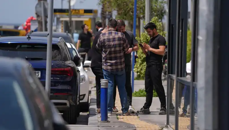 Depremin Şok Edici Anları: Balkondan Atlayanlar Yaralandı