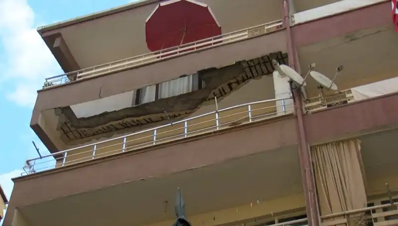 Güngören'de Korkunç Olay: Beş Katlı Binanın Balkonu Çöktü, Şok Edici Anlar Yaşandı!