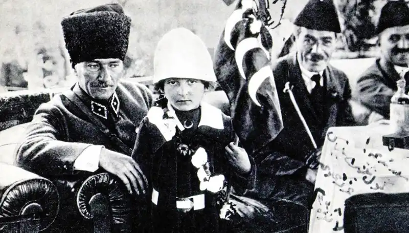 Şapkanın Altındaki Mutluluk: Unutulmaz Bir Bayram Hikayesi