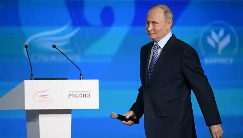 Rusya'da Yabancı Ajan Yasası: Putin'in Son İmzası Ülkeyi Nasıl Etkileyecek?