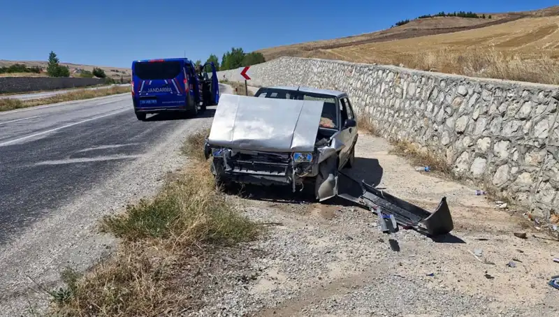Kontrolden Çıkan Otomobil Duvara Çarptı: İki Kişi Yaralı