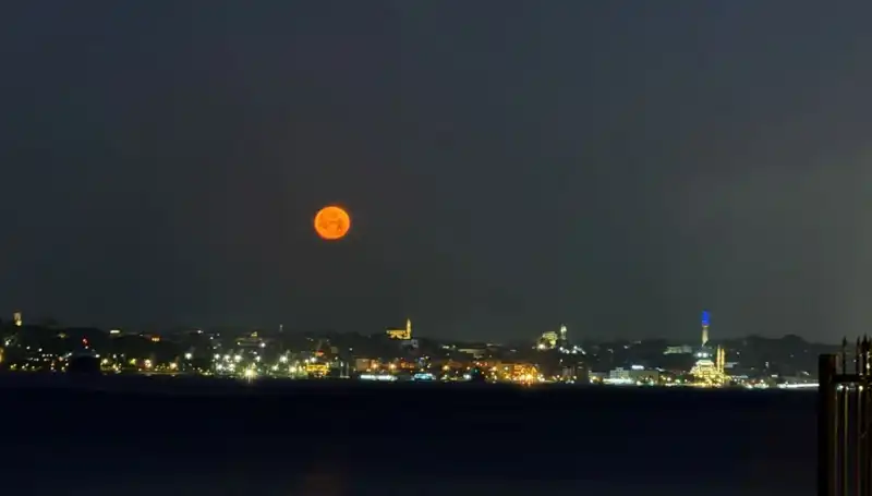 İstanbul’da Çilek Dolunayı: Göz Alıcı Manzaralar ve Fotoğraf Tutkunları