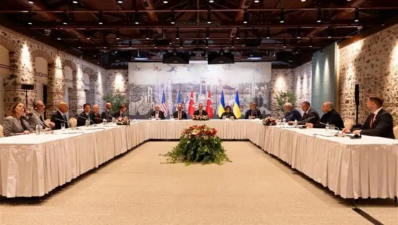Barış Masasında Tarihi Gün: Üçlü Zirve Başladı