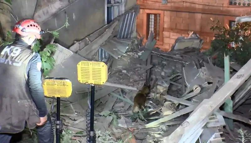 İstanbul'da Deprem Sonrası Şok: Hasar Alan Bina Çöktü