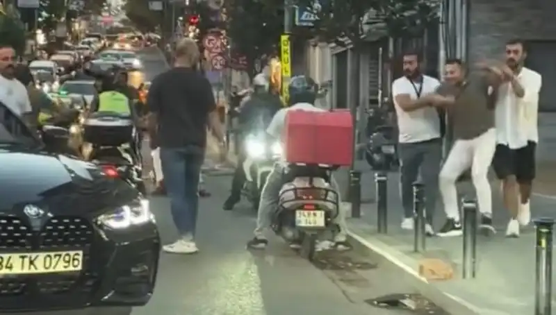 Nişantaşı'nda Yol Verme Kavgası: Kadına Sopayla Saldırı İddiası