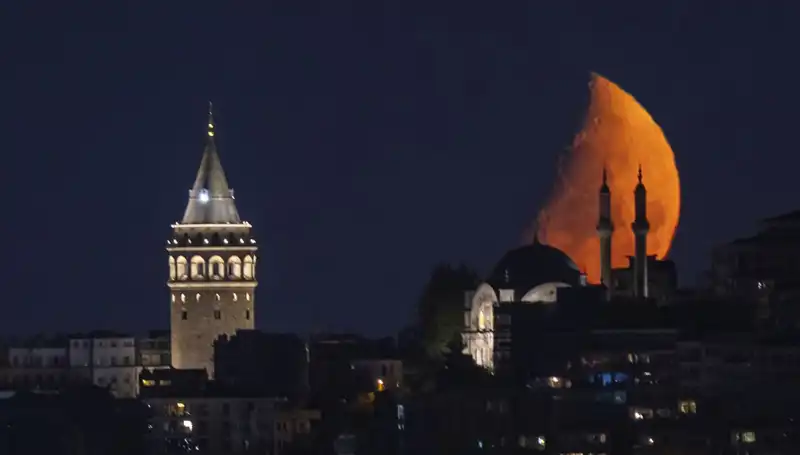 İstanbul’da Yarım Ay Geceyi Aydınlattı: Gökyüzündeki Büyüleyici Manzara