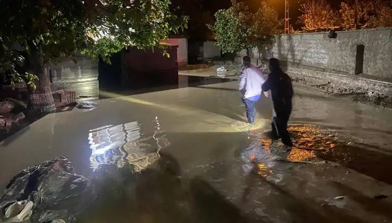 20 Dakikalık Yağış Felaket Getirdi: 1 Ev Çöktü, 3 Ev Boşaltıldı!