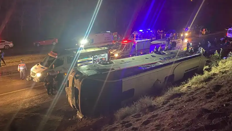 İşçi Servisi Devrildi: Feci Kazada 23 Yaralı, Yetkililer Harekete Geçti