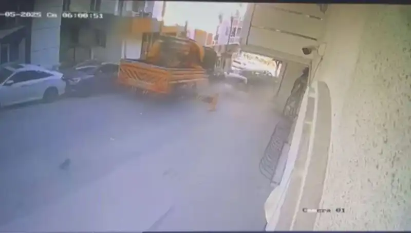 Kontrolden Çıkan Vinç, 23 Araca Çarparak Korku Dolu Anlar Yaşattı