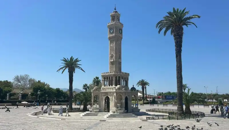 İzmir'de Sıcaklık Rekorları Kırılıyor, Şehir Boşaldı!