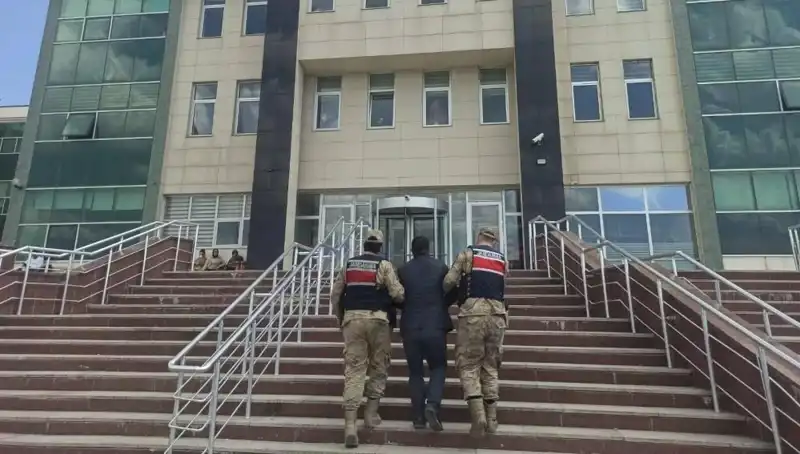 Hapis Cezasıyla Aranan Şahıs, Gizlendiği Yerde Polisin Kucağında Bulundu