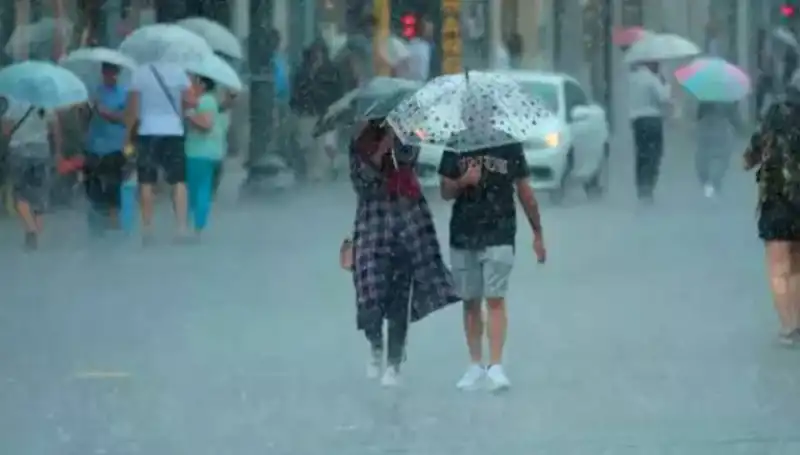 İstanbul'da Sağanak Yağış ve Yangın Bölgesinde Kuvvetli Rüzgar Alarmı