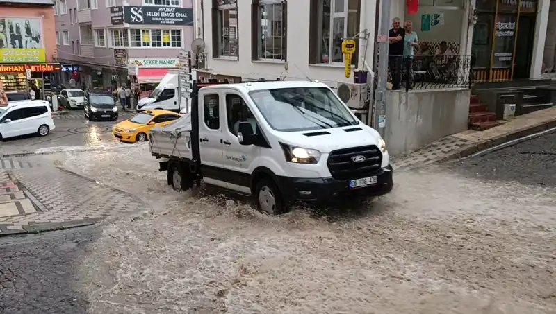 10 Dakikalık Sağanak Yağmur, Şehri Su Altında Bıraktı!