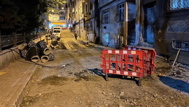Bayrampaşa’da Altyapı Çalışmalarında Şok Patlama: Rögar Kapağı Tahrip Oldu!