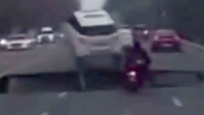 Güney Kore Otoyolunda Dev Çukur: Motosikletin Yeri Yok Oldu!