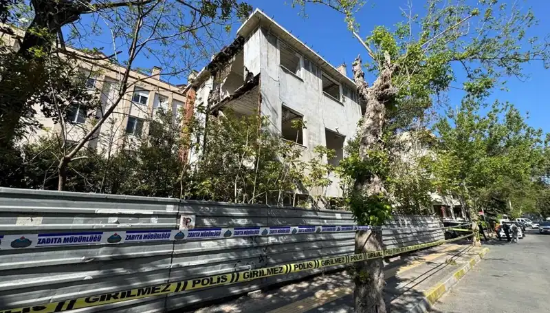 Bakırköy'deki Metruk Bina Deprem Sonrası Kısmen Çöktü: Olayın Ayrıntıları