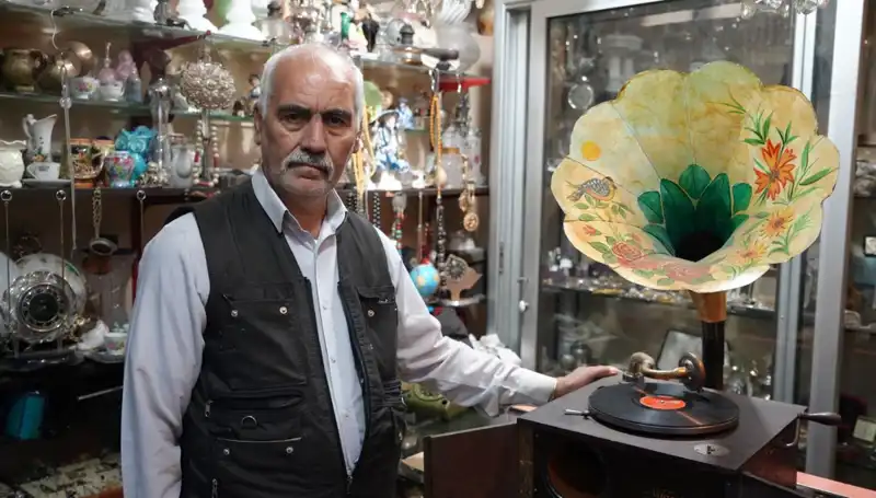 Asırlık Gramofonların Hikayesi: 44 Yıldır Antikacılık Yapan Usta