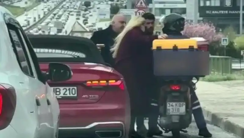 D-100'de Gözü Dönmüş Anlar: Motokuryeye Silah Çeken Adamın Hikayesi