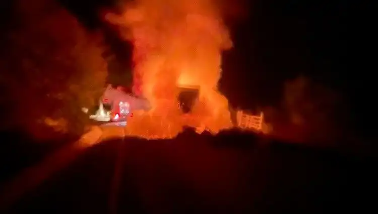 Seyir Halindeki Kamyonet Alev Alev Yandı: O Anlar Kamerada!