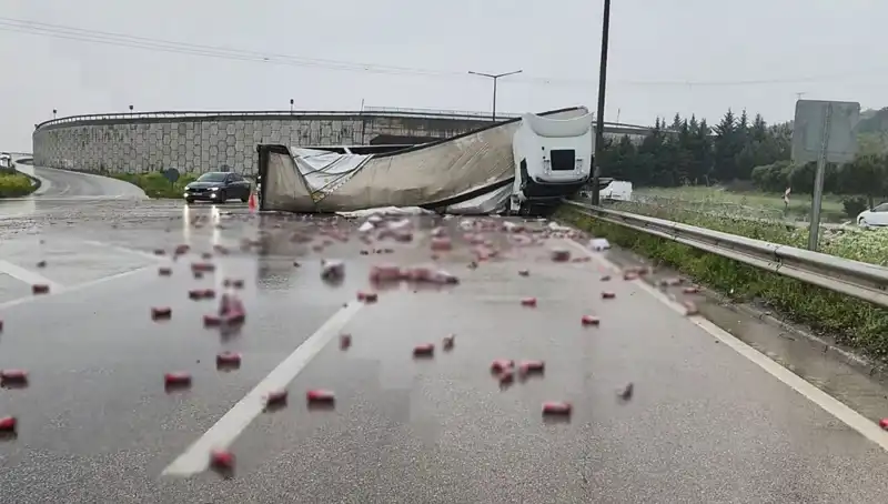 TIR Devrildi, Yolda İçki Tükenmez Festivali Yaşandı!