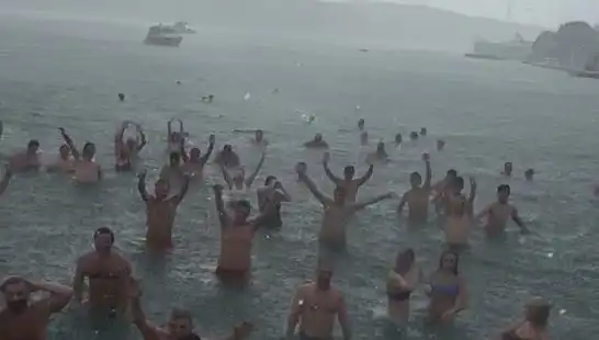 İstanbul'un Bebek Plajı'nda Yağmura Rağmen Denize Giren Cesur Kalabalık