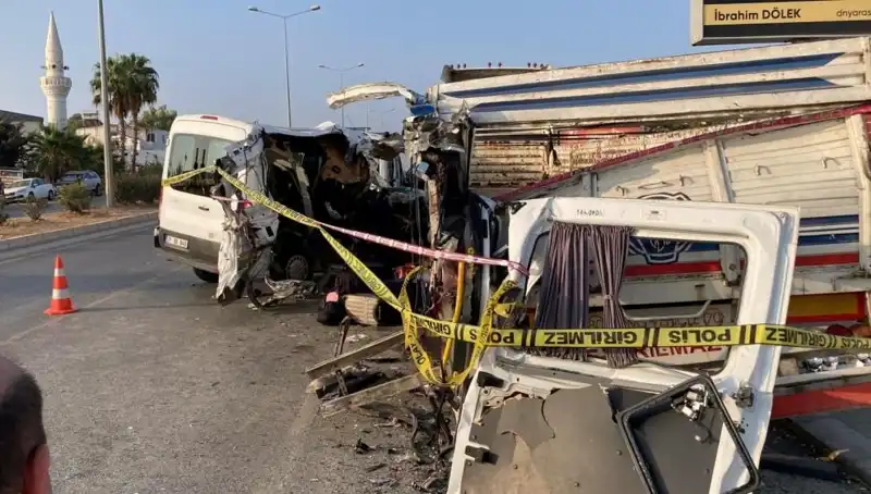 Mersin Tatil Yolunda Feci Kaza: İki Kişi Hayatını Kaybetti, 10 Yaralı