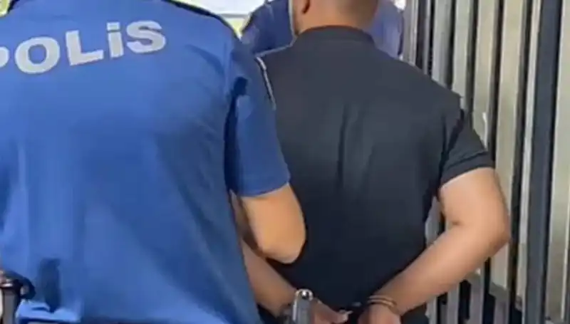 İzmir'de Polise Saldıran Şahıs Yakalandı: Olayın Ardındaki Gizem Nedir?