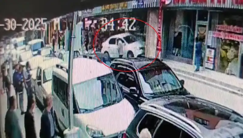 Alkollü Sürücü Mağazaya Girdi, İki Çocuk Kıl Payı Kurtuldu!