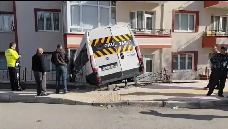 Okul Servisi Kaza Yaptı: Balkona Giren Araçta İki Öğrenci Yaralandı