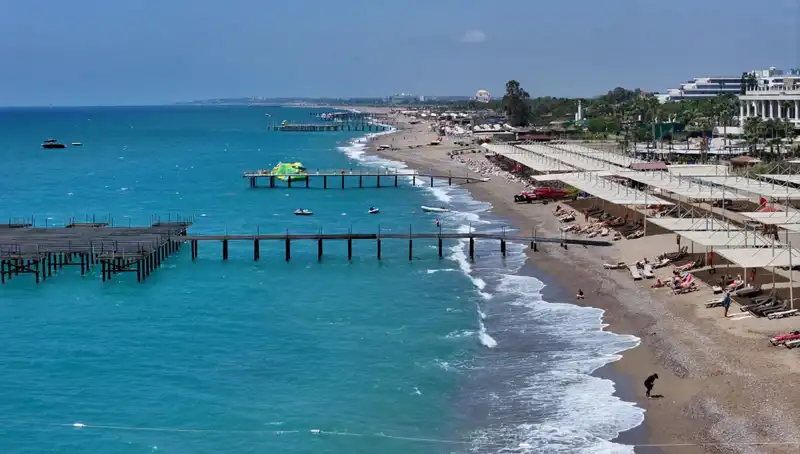 Antalya Sahilleri: Güneşli Hava ile Yaz Eğlencesi Zirveye Çıkıyor