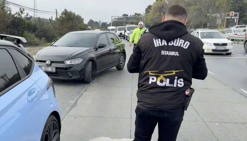 Emniyet Şeridini İhlal Eden Sürücü, Yolda Beklenmedik Bir Durumla Karşılaştı