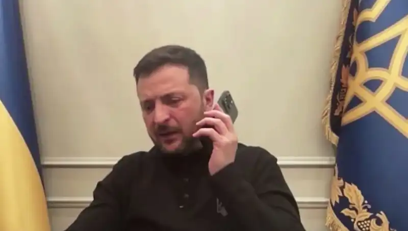 Zelenski'nin Basın Toplantısında Macron'dan Sürpriz Telefon Görüşmesi