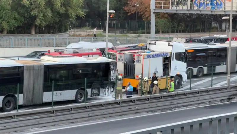 İstanbul'da Metrobüs Yangını: Trafik Çilesi Sürüyor!